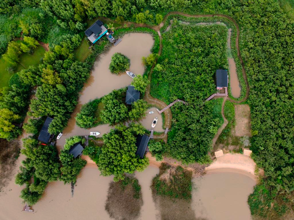 Vista aérea original de Isla Verde Lodge sobre el río Urión